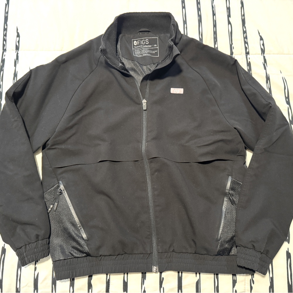 FIGS Women’s Sydney Scrub Jacket (Black)